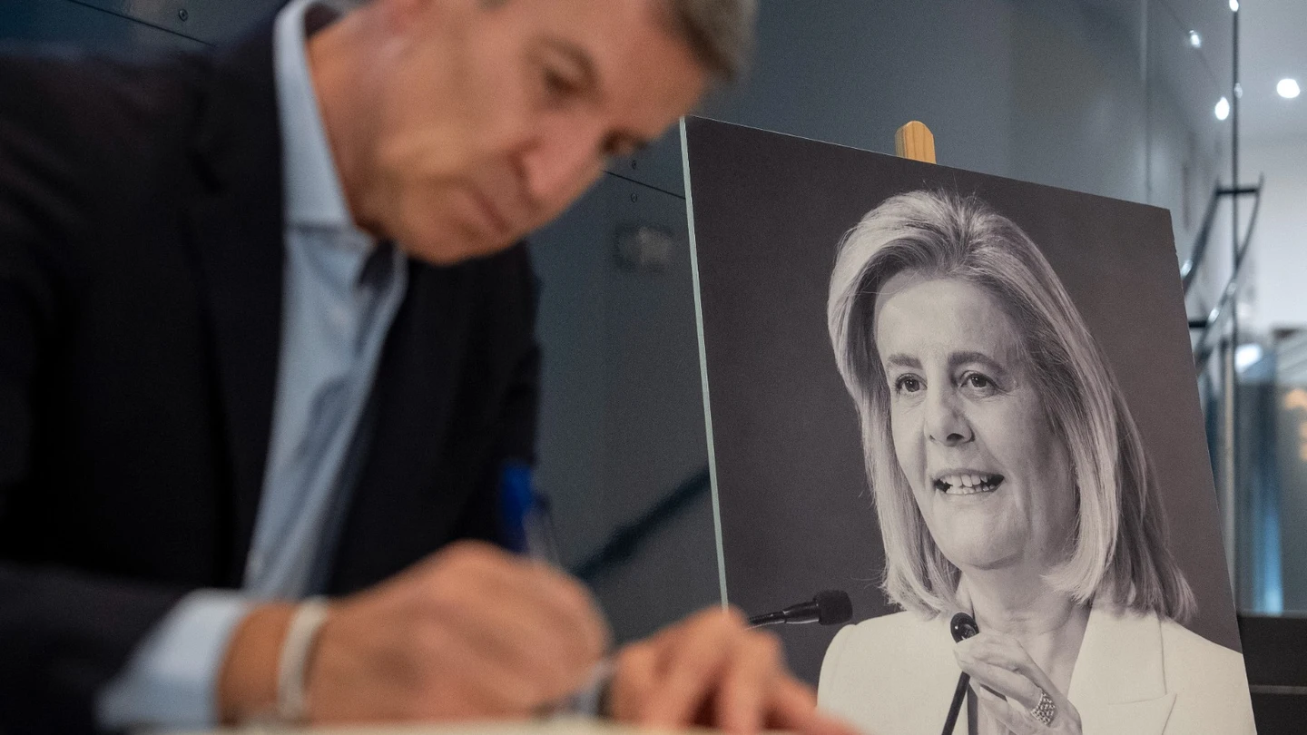 Feijóo firma en el libro de condolencias instalado en la sede nacional del PP para rendir homenaje a Fátima Báñez Feijóo firma en el libro de condolencias instalado en la sede nacional del PP para rendir homenaje a Fátima Báñez