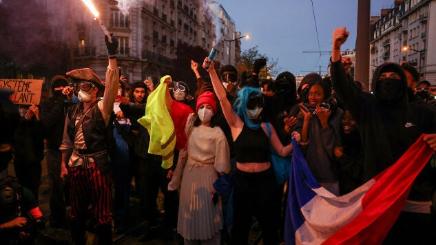 Protesta en Par&iacute;s contra el coste de la vida y la subida de los precios del combustible.