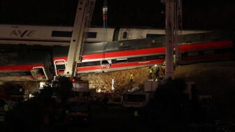 Una gr&uacute;a en el lugar del accidente de Urda.