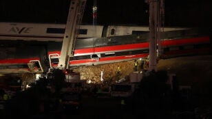 Una gr&uacute;a en el lugar del accidente de Urda.