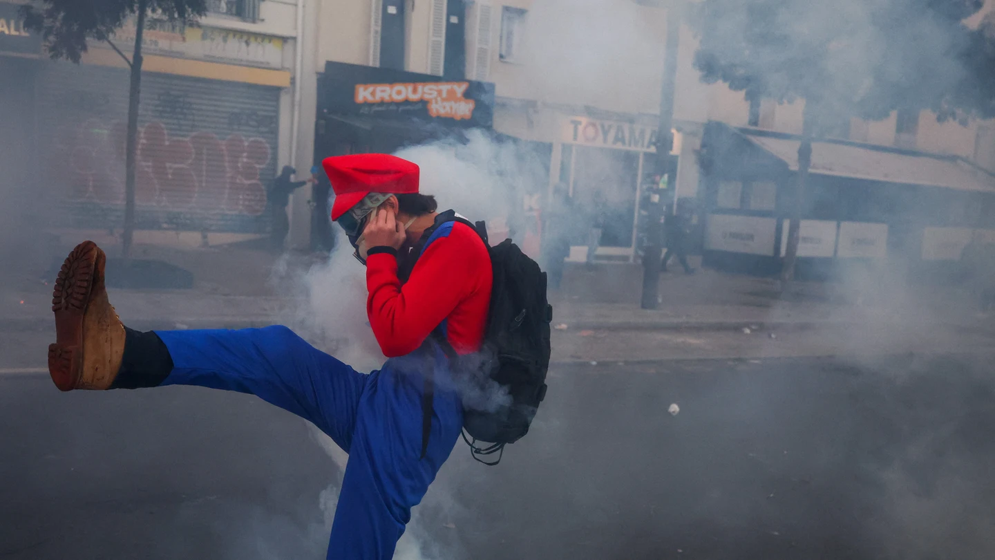 Protesta en París contra el coste de la vida y la subida de los precios del combustible. Protesta en París contra el coste de la vida y la subida de los precios del combustible.