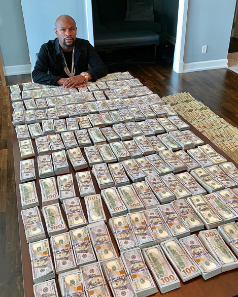 Floyd Mayweather Presume De Dinero Y Posa Junto A Casi Dos Millones En Efectivo