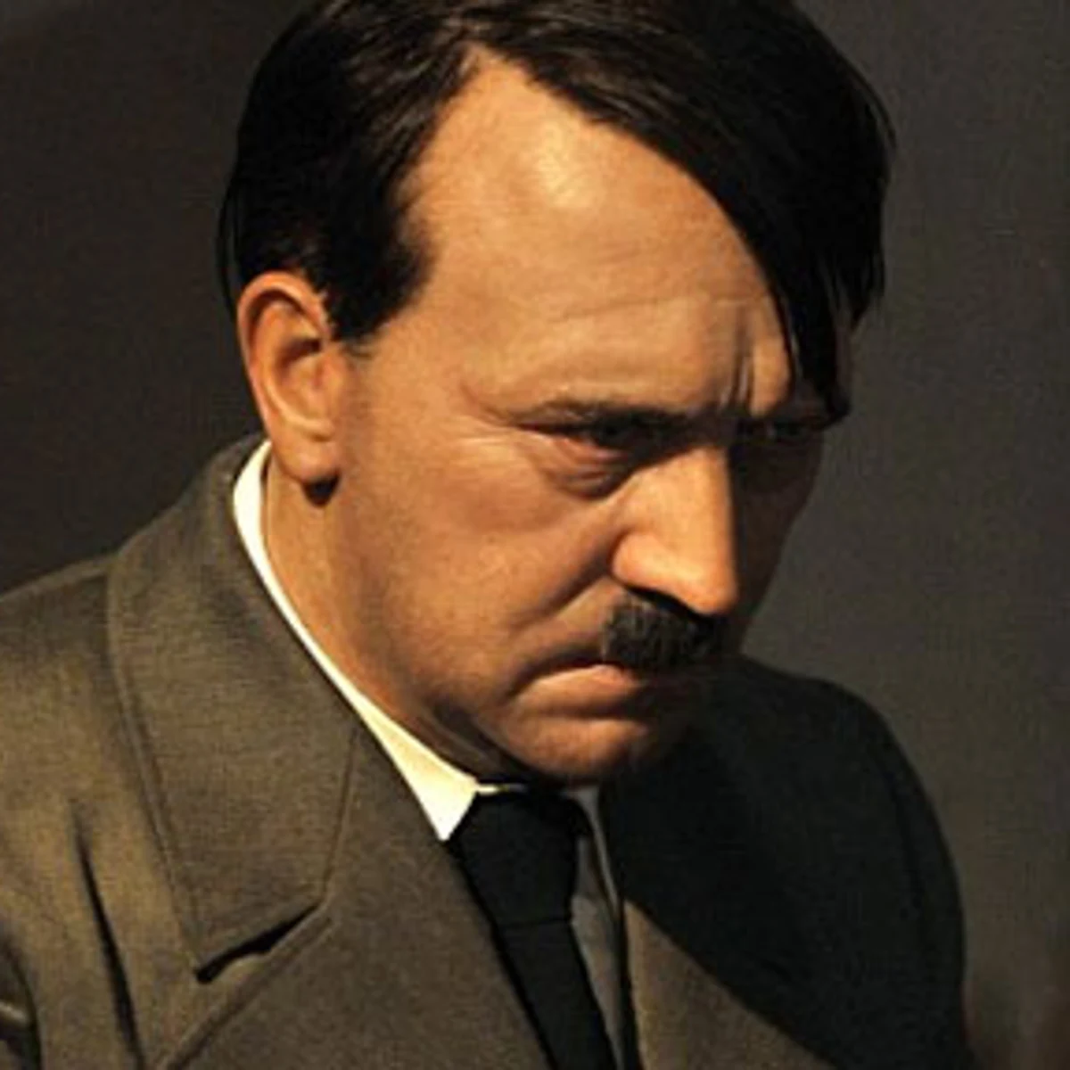 Investigan a un hombre que apareció peinado y vestido como Hitler en la  ciudad natal del dictador