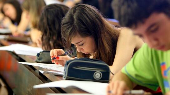 Alumnos en un examen de Selectividad