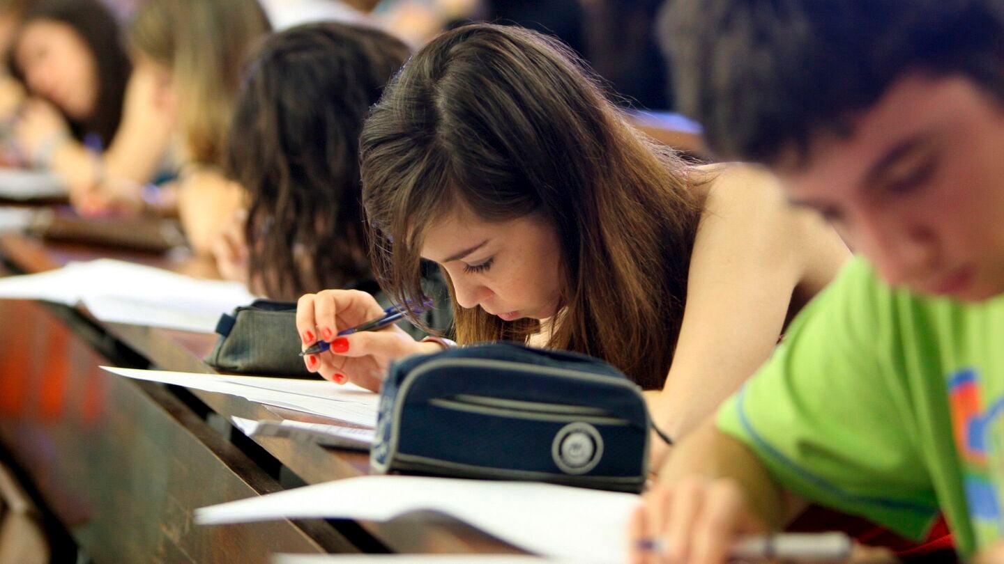 Alumnos en un examen de Selectividad