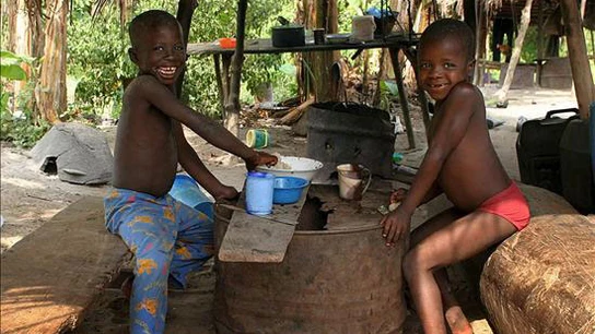 Niños africanos trabajando Niños africanos trabajando