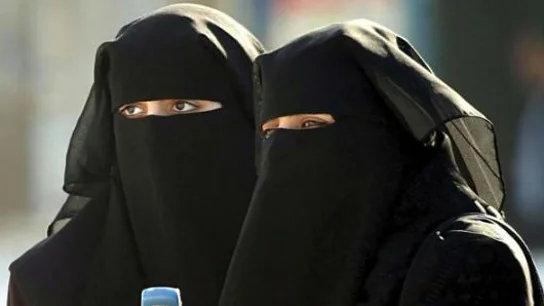 Mujeres llevando un burka negro Mujeres llevando un burka negro