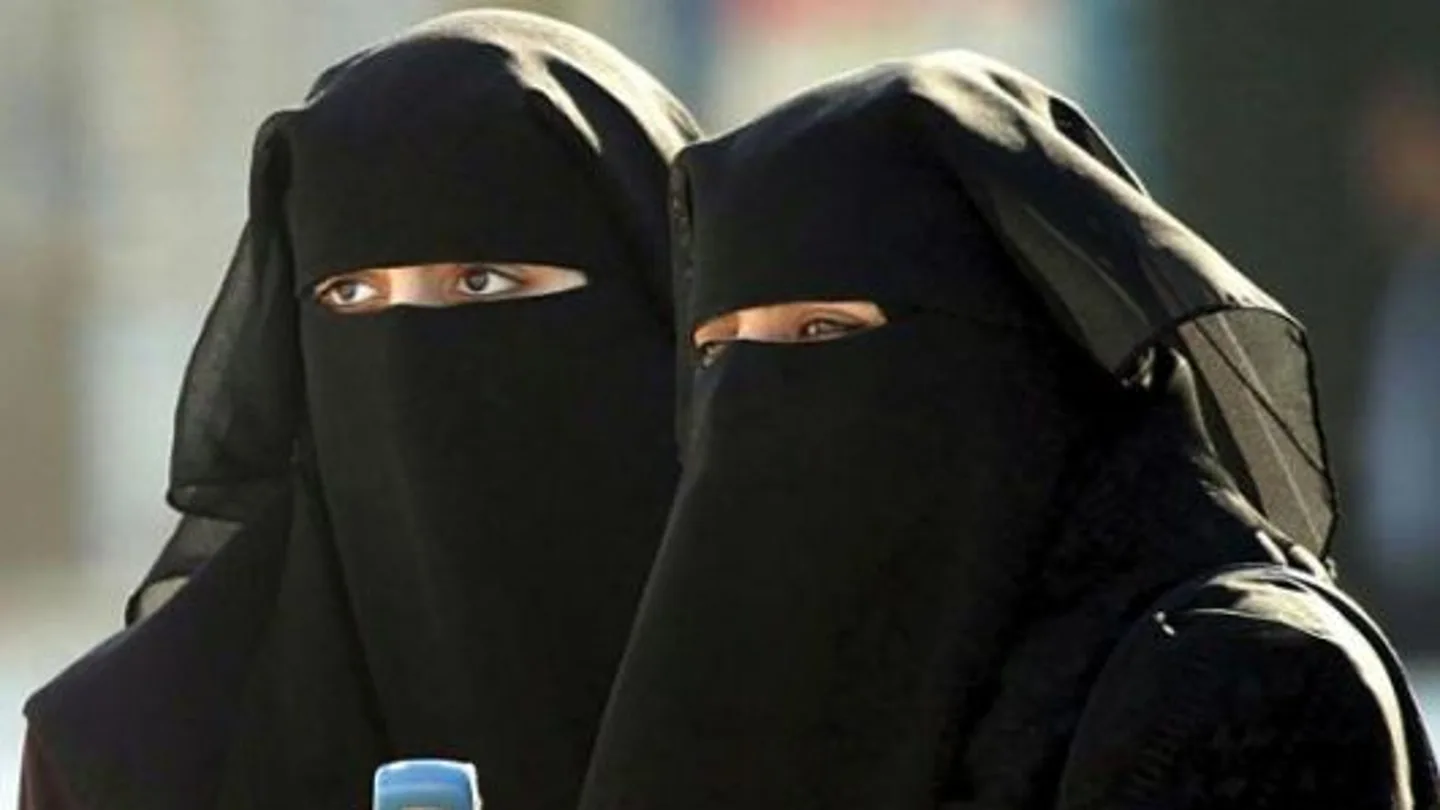 Mujeres llevando un burka negro Mujeres llevando un burka negro