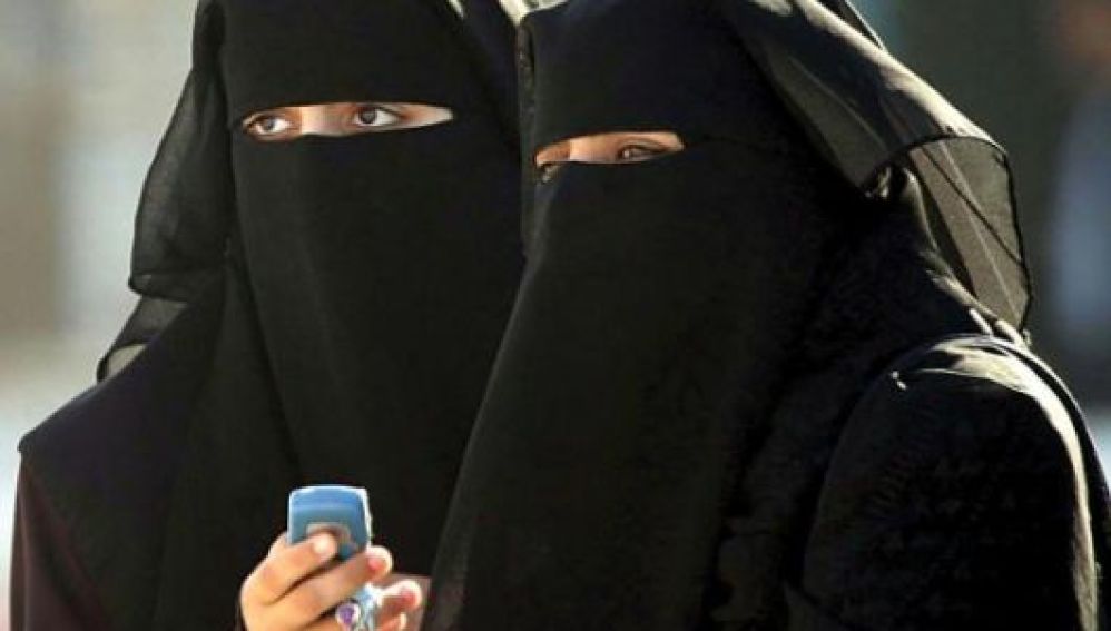Mujeres llevando un burka negro