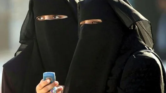 Mujeres llevando un burka negro