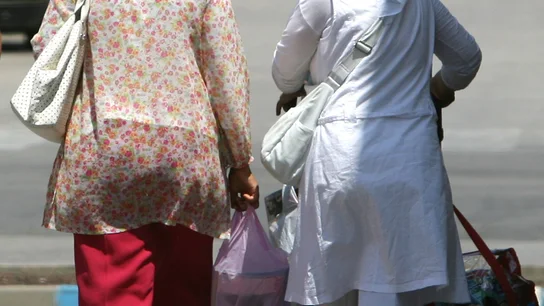 Mujeres paseando con el burka Mujeres paseando con el burka