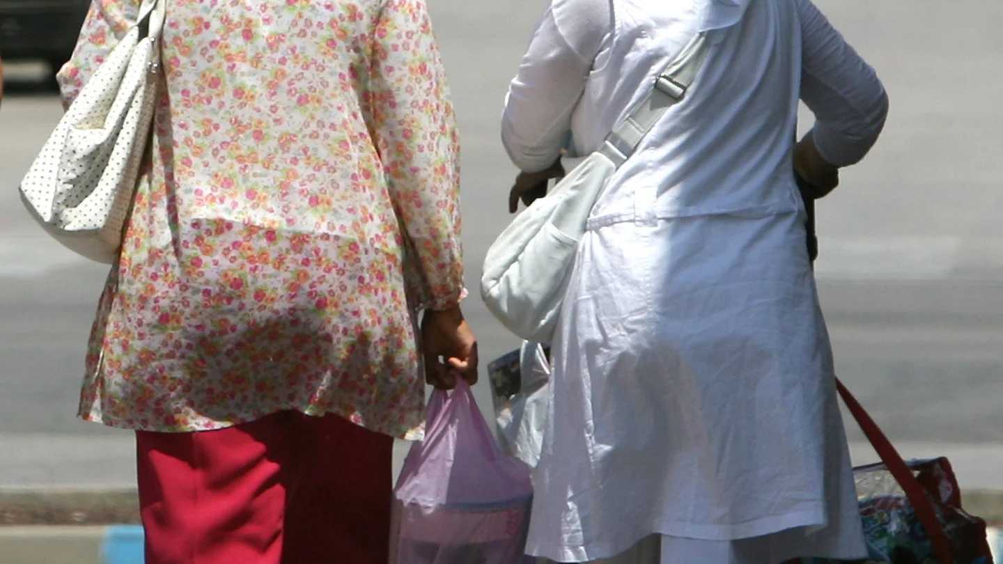 Mujeres paseando con el burka Mujeres paseando con el burka