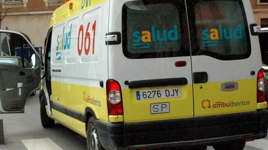 Alicante: Una mujer de 90 años salvada por los toldos al caer desde un séptimo piso Imagen de archivo de una ambulancia en Alicante