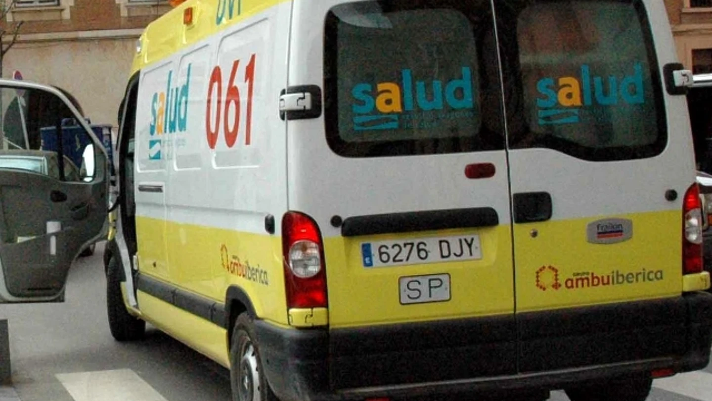 Alicante: Una mujer de 90 años salvada por los toldos al caer desde un séptimo piso Imagen de archivo de una ambulancia en Alicante