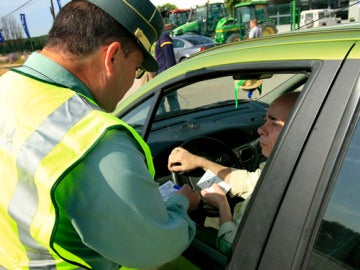Un guardia civil pone una multa de tráfico. Un guardia civil pone una multa de tráfico.