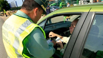 Un guardia civil pone una multa de tráfico.