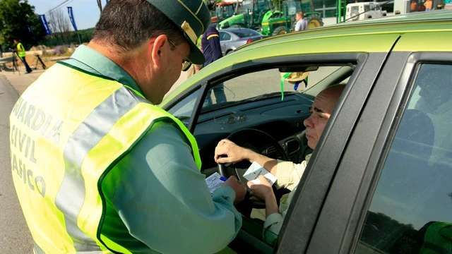 Un guardia civil pone una multa de tráfico.