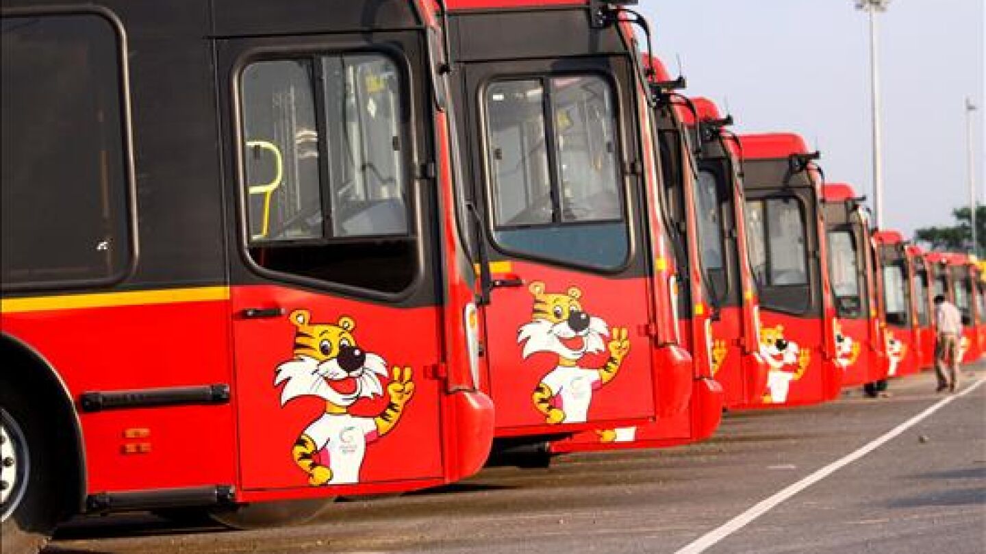 Autobuses urbanos en un parking
