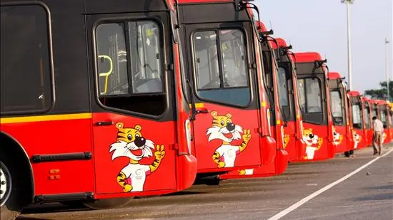 Autobuses urbanos en un parking