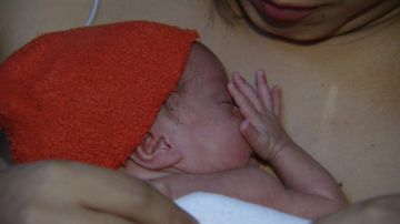 Un recién nacido en una sala de neonatos.