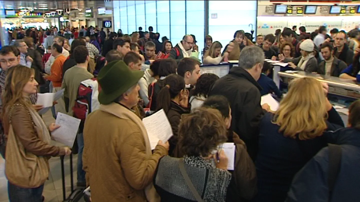 Miles de personas afectadas por el caos aéreo en todos los aeropuertos españoles Miles de personas afectadas por el caos aéreo en todos los aeropuertos españoles