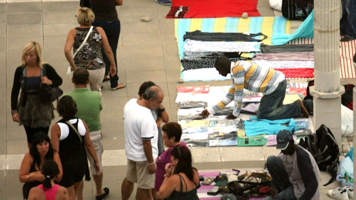 'Manteros' vendiendo productos de imitaci&oacute;n