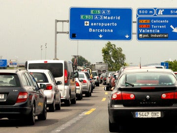Una cola de coches en la A-7 en dirección a Barcelona Una cola de coches en la A-7 en dirección a Barcelona
