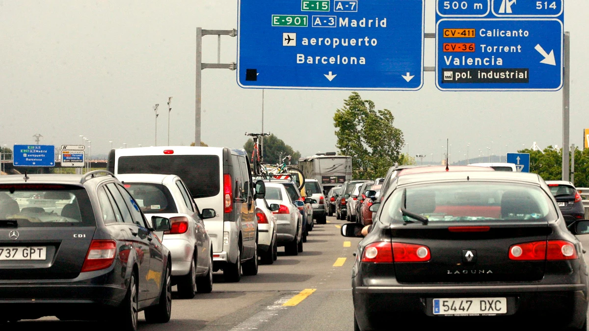 Una cola de coches en la A-7 en dirección a Barcelona