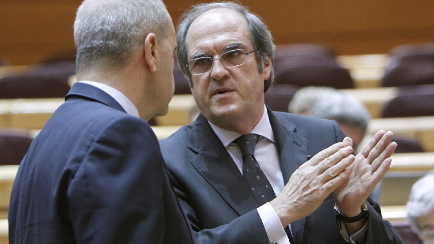 El ministro de Educaci&oacute;n, &Aacute;ngel Gabilondo, charla con el vicepresidente tercero, Manuel Chaves 