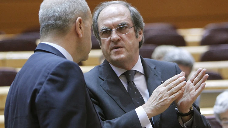 El ministro de Educación, Ángel Gabilondo, charla con el vicepresidente tercero, Manuel Chaves 