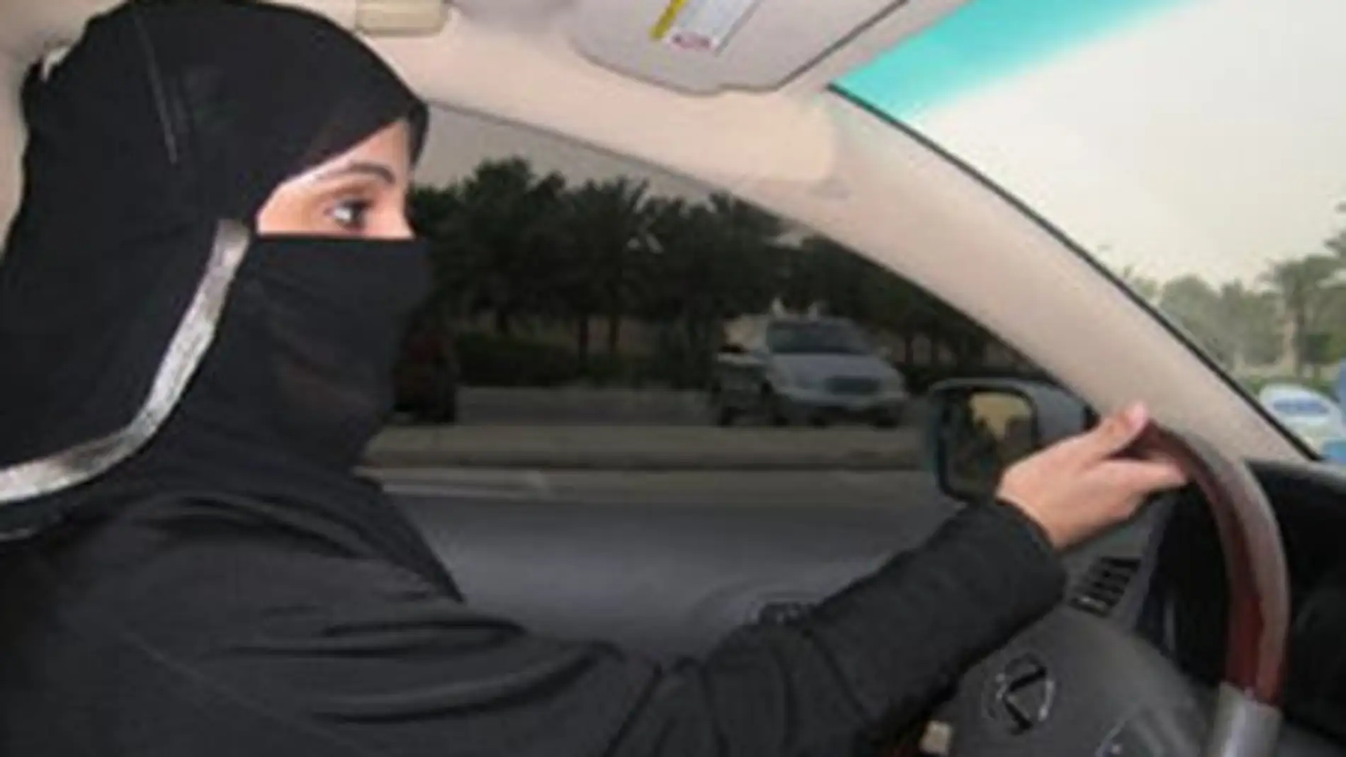 Una mujer conduciendo en Arabia Saudí