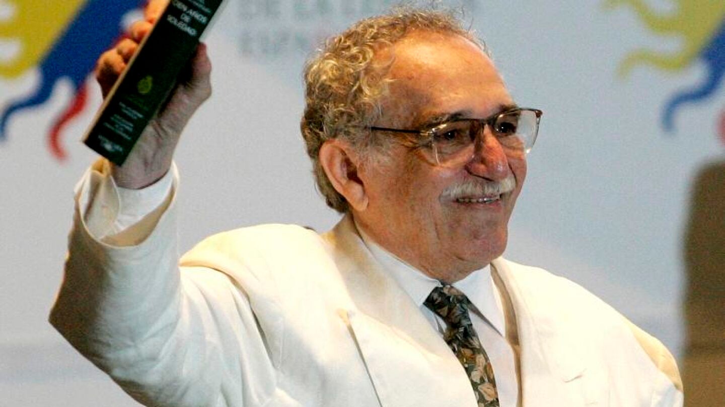 En su mano, su obra maestra "Cien a&ntilde;os de soledad"