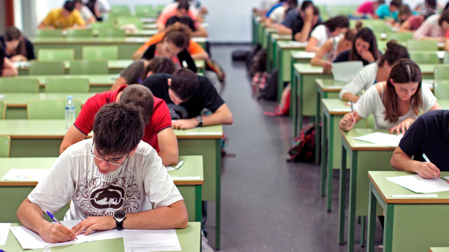 Alumnos haciendo un examen