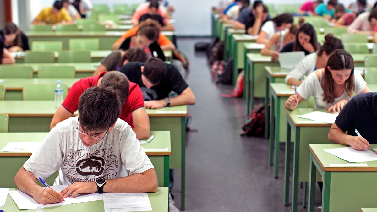 Alumnos haciendo un examen