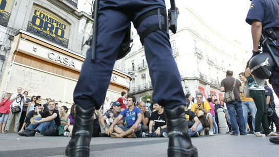 Algunos indignados optaron por sentarse frente a los policías Algunos indignados optaron por sentarse frente a los policías
