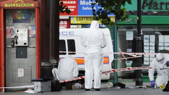 Imagen de varios agentes de Polic&iacute;a recogiendo pruebas en Londres (Archivo)