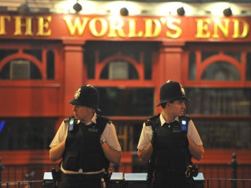 Dos policías haciendo guardia de madrugada en un barrio londinense