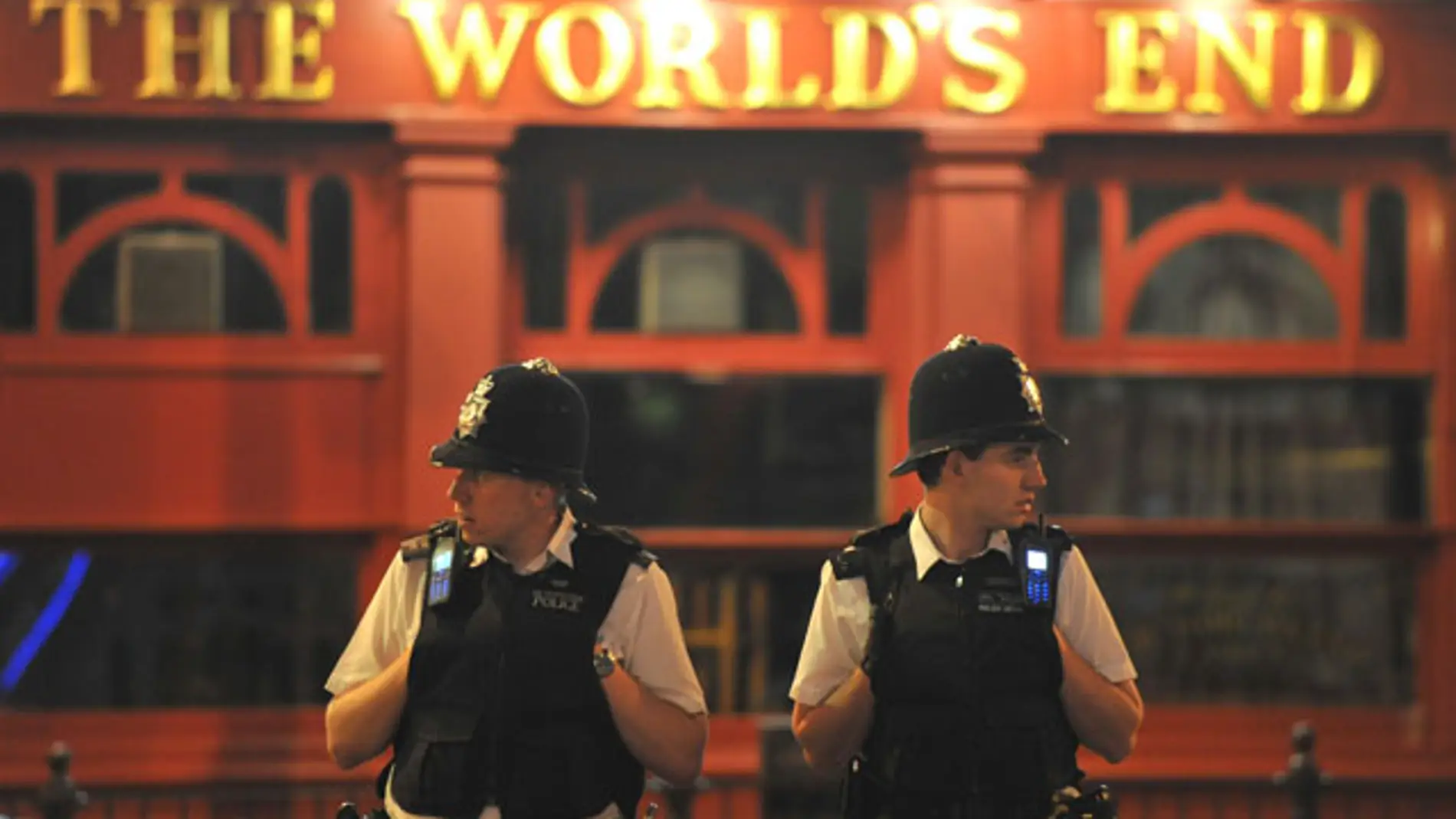 Dos policías haciendo guardia de madrugada en un barrio londinense
