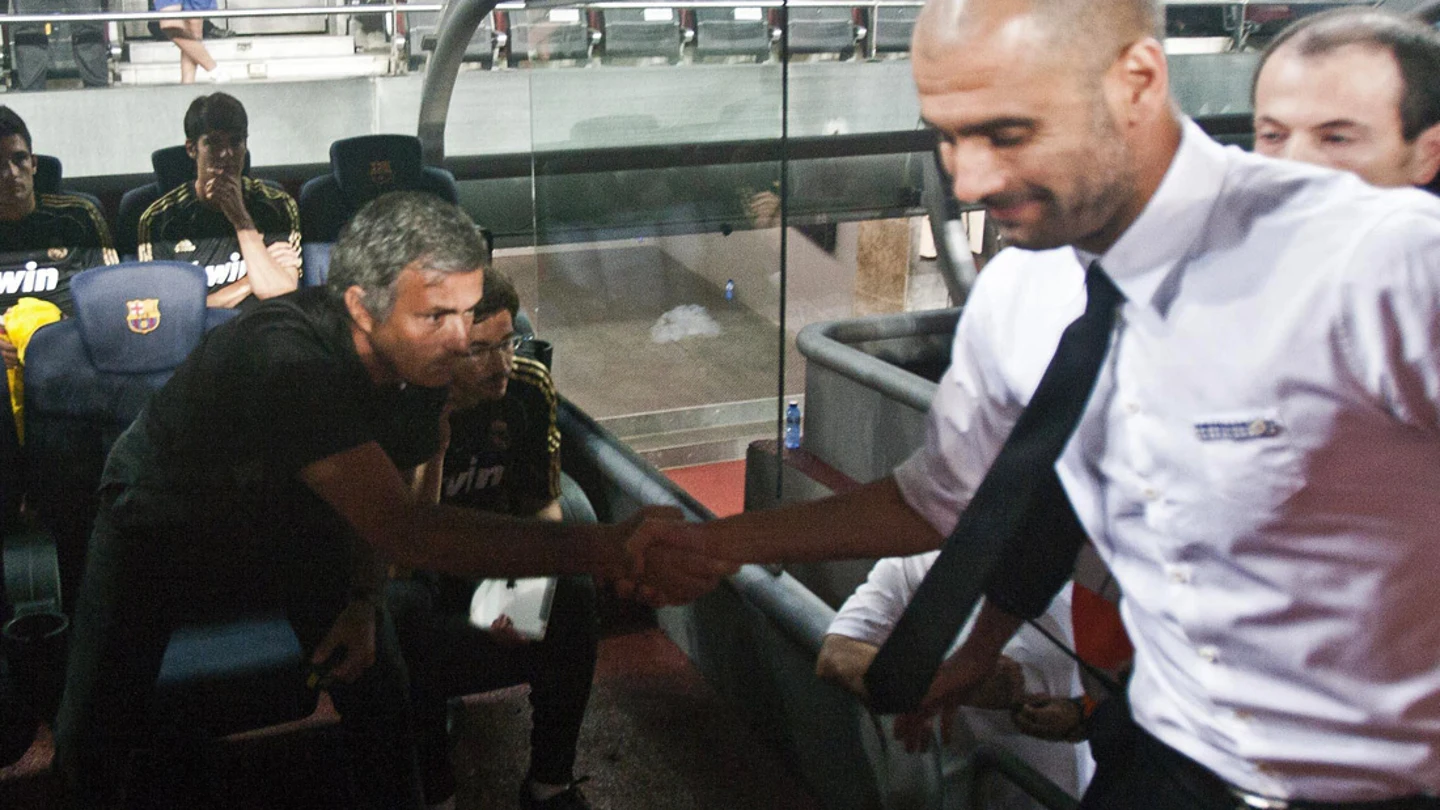 Mourinho y Pep Guardiola se estrechan la mano Mourinho y Pep Guardiola se estrechan la mano