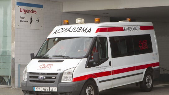 Una ambulancia sale de un hospital