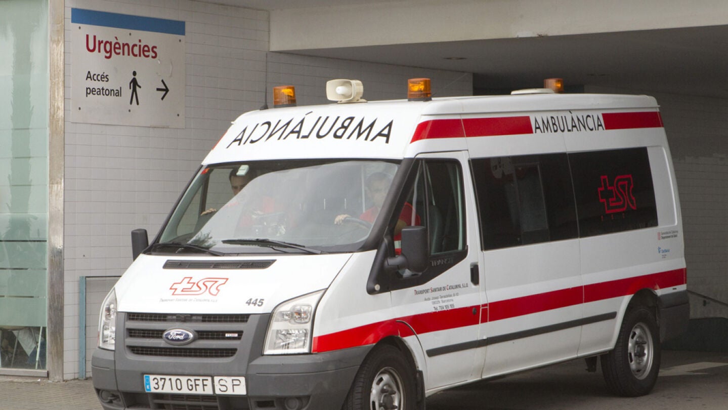 Una ambulancia sale de un hospital