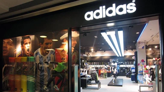 Una tienda oficial de la marca Adidas Una tienda oficial de la marca Adidas