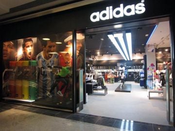 Una tienda oficial de la marca Adidas Una tienda oficial de la marca Adidas