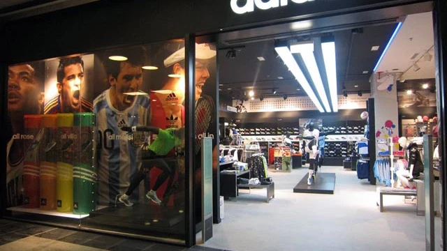 Una tienda oficial de la marca Adidas