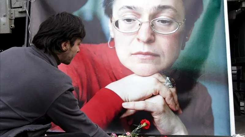 Un hombre deposita flores delante de un retrato de la periodista rusa Anna Politkóvskaya Un hombre deposita flores delante de un retrato de la periodista rusa Anna Politkóvskaya