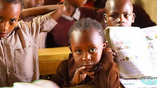 Un grupo de niños keniatas asisten a clase Un grupo de niños keniatas asisten a clase