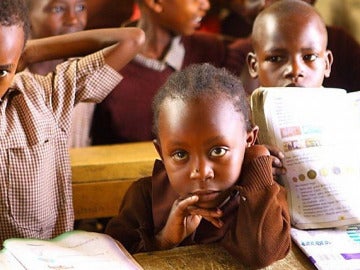 Un grupo de niños keniatas asisten a clase Un grupo de niños keniatas asisten a clase