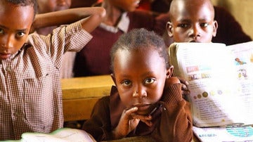 Un grupo de niños keniatas asisten a clase