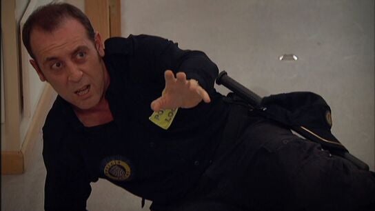 Olivia evita que Sebas sufra un disparo mortal