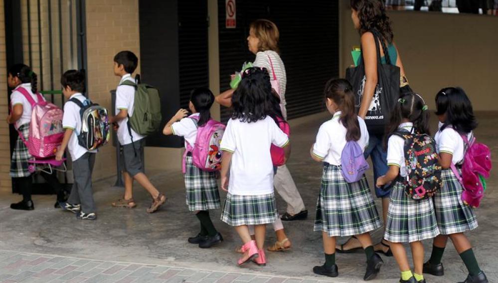 Niños acuden al colegio en Barcelona